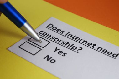 Bir kişi internetteki sansürle ilgili soruyu cevaplıyor.