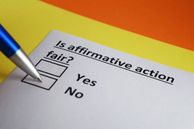 Bir kişi pozitif ayrımcılık fuarıyla ilgili soruya cevap veriyor..