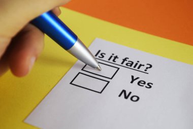 Bir kişi adaletle ilgili soruya cevap veriyor..