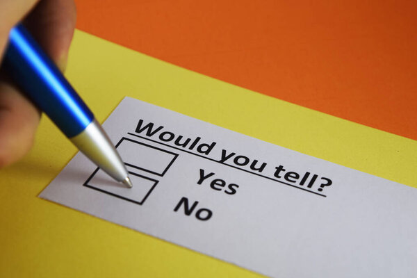 Один человек отвечает на вопрос о шансе высказаться.