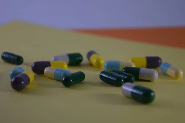 Капсулы Разного Цвета Подходит Использования Всем Касается Лекарств — стоковое фото