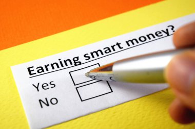 Birisi akıllı para kazanmakla ilgili sorulara cevap veriyor..