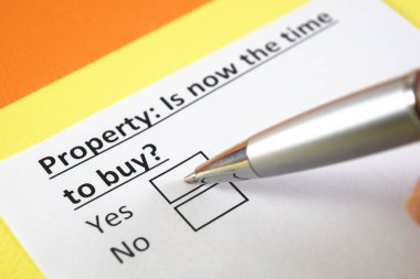 Bir kişi emlak satın almakla ilgili soruya cevap veriyor.