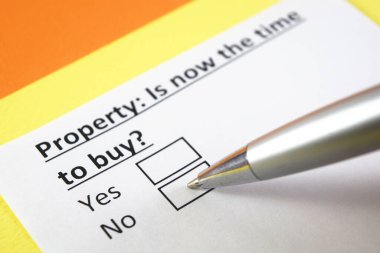 Bir kişi emlak satın almakla ilgili soruya cevap veriyor.