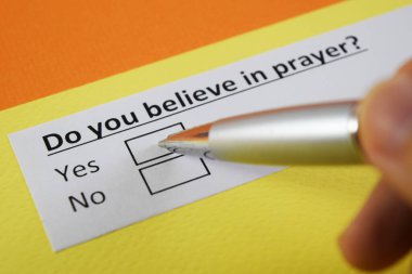 Bir insan dua hakkındaki soruyu cevaplıyor..