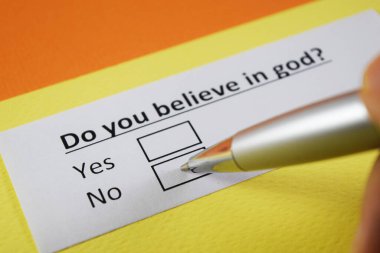 Biri Tanrı 'yla ilgili soruya cevap veriyor..