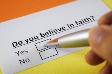 Bir insan inançla ilgili soruya cevap veriyor..