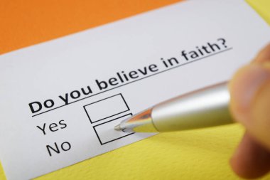 Bir insan inançla ilgili soruya cevap veriyor..