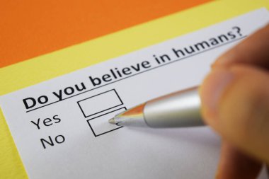 Bir insan insanlar hakkındaki soruları cevaplıyor..