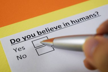 Bir insan insanlar hakkındaki soruları cevaplıyor..