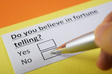 Birisi fal bakmakla ilgili sorulara cevap veriyor..