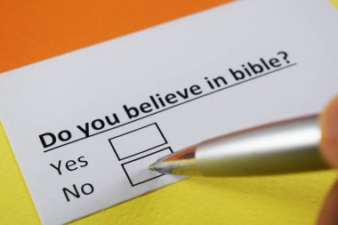 Biri İncil 'le ilgili sorulara cevap veriyor..