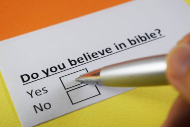 Biri İncil 'le ilgili sorulara cevap veriyor..