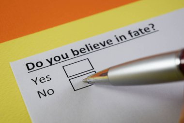 Bir insan kaderle ilgili soruya cevap veriyor..