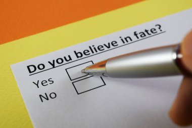 Bir insan kaderle ilgili soruya cevap veriyor..