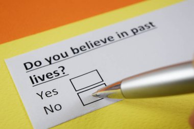 Bir insan geçmiş yaşamlarıyla ilgili sorulara cevap veriyor..