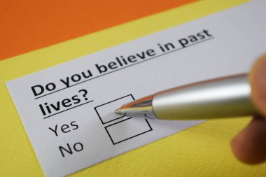 Bir insan geçmiş yaşamlarıyla ilgili sorulara cevap veriyor..