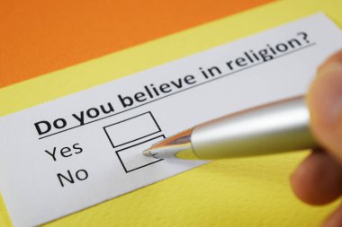 Bir insan din hakkındaki soruları cevaplıyor..