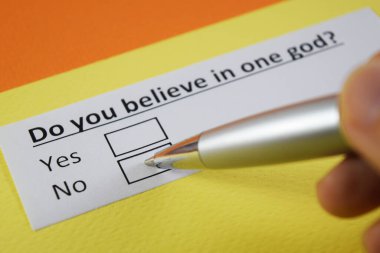 Bir kişi tek bir tanrıyla ilgili soruya cevap veriyor..