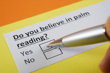 Bir insan el falı bakmakla ilgili soruya cevap veriyor..