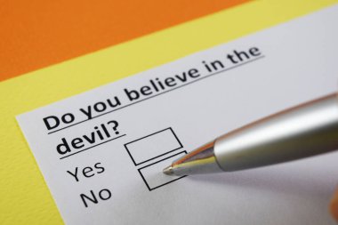 Biri şeytanla ilgili soruya cevap veriyor..