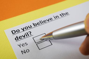 Biri şeytanla ilgili soruya cevap veriyor..