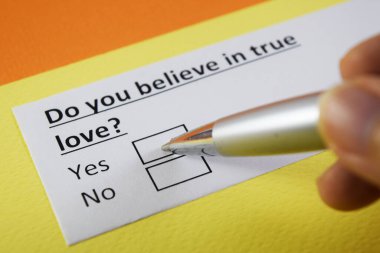 Bir insan aşk hakkındaki soruya cevap veriyor..