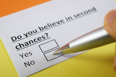 Bir kişi ikinci chace ile ilgili soruya cevap veriyor..