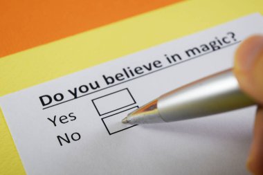 Bir insan sihirle ilgili soruya cevap veriyor..