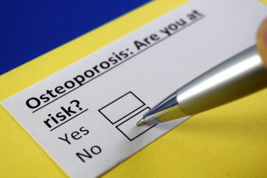 Bir kişi osteoporoz ile ilgili soruya cevap veriyor..