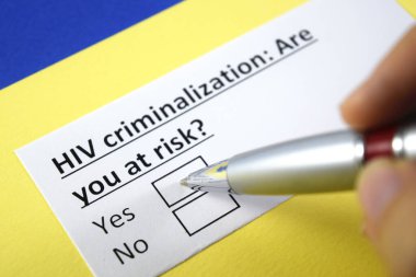 Bir kişi HIV suçlamasıyla ilgili soruyu cevaplıyor.