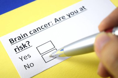 Bir kişi beyin kanseri sorusuna cevap veriyor..