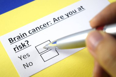 Bir kişi beyin kanseri sorusuna cevap veriyor..