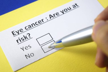 Bir kişi göz kanseri sorusuna cevap veriyor..