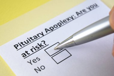 Bir kişi hipofiz felci ile ilgili soruya cevap veriyor..