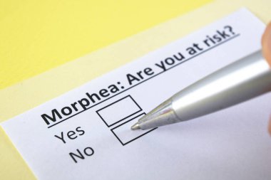 Bir kişi Morphea ile ilgili soruya cevap veriyor..