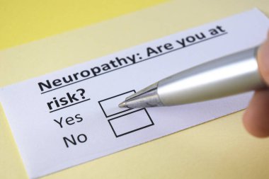 Bir kişi nöropati ile ilgili soruya cevap veriyor..