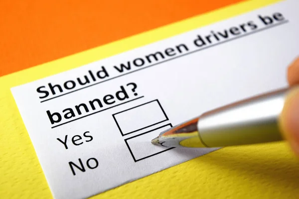 Egy Személy Válaszol Női Sofőrökkel Kapcsolatos Kérdésre — Stock Fotó