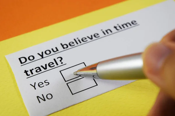 Una Persona Está Respondiendo Una Pregunta Sobre Viaje Tiempo — Foto de Stock