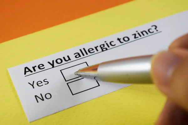 Una Persona Está Respondiendo Una Pregunta Sobre Alergia Zinc — Foto de Stock