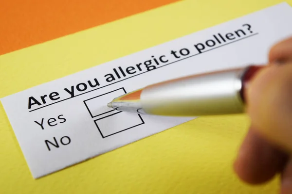 A person is answering question about pollen allergy.