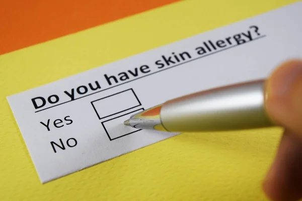 Persoană Răspunde Întrebare Despre Alergia Piele — Fotografie, imagine de stoc
