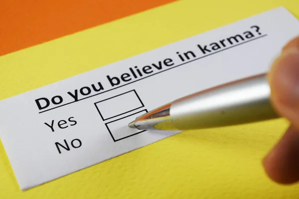 Una Persona Está Respondiendo Una Pregunta Sobre Karma — Foto de Stock