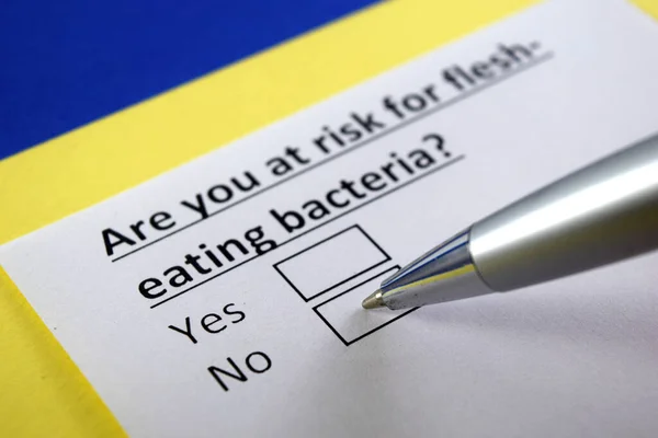 Una Persona Está Respondiendo Pregunta Sobre Las Bacterias Carnívoras — Foto de Stock