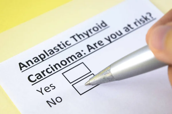 Una Persona Está Respondiendo Una Pregunta Sobre Carcinoma Anaplásico Tiroides — Foto de Stock