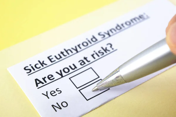 Una Persona Está Respondiendo Pregunta Sobre Síndrome Eutiroides Enfermo — Foto de Stock