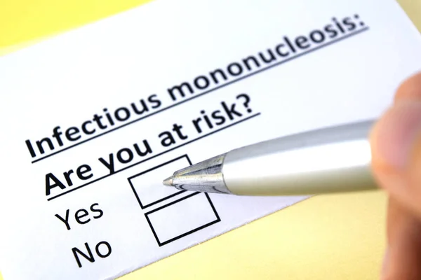 Una Persona Está Respondiendo Pregunta Sobre Mononucleosis Infecciosa — Foto de Stock