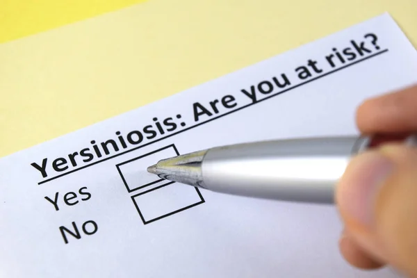 Una Persona Está Respondiendo Pregunta Sobre Yersiniosis — Foto de Stock