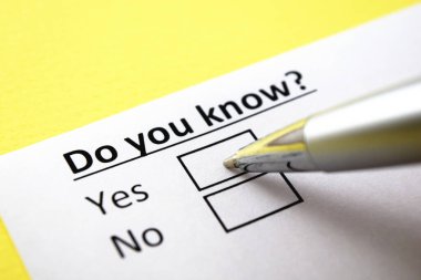 Bir kişi bilgiyle ilgili soruya cevap veriyor..