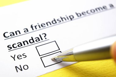 Bir kişi arkadaşlık ve skandalla ilgili soruya cevap veriyor..